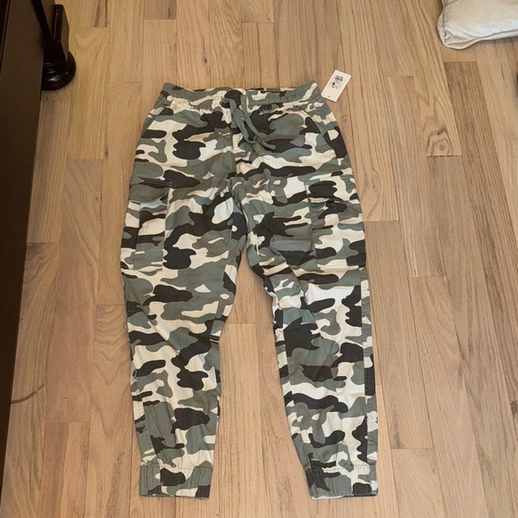 refuge Pants - Refuge Green Camouflage Cargo Joggers